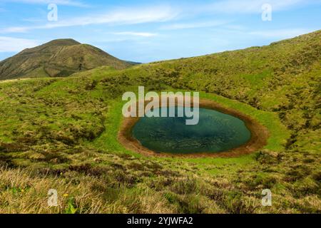 Der Pico da Esperanca Planalto Central in Sao Jorge, Azoren, ist eine fantastische Vulkanlandschaft mit Kraterseen und caldeiras. Stockfoto