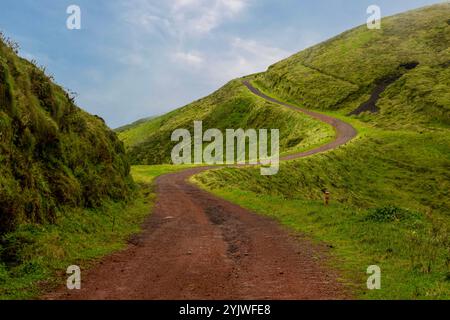 Der Pico da Esperanca Planalto Central in Sao Jorge, Azoren, ist eine fantastische Vulkanlandschaft mit Kraterseen und caldeiras. Stockfoto