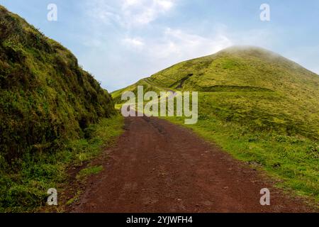 Der Pico da Esperanca Planalto Central in Sao Jorge, Azoren, ist eine fantastische Vulkanlandschaft mit Kraterseen und caldeiras. Stockfoto