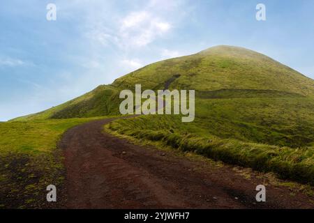 Der Pico da Esperanca Planalto Central in Sao Jorge, Azoren, ist eine fantastische Vulkanlandschaft mit Kraterseen und caldeiras. Stockfoto