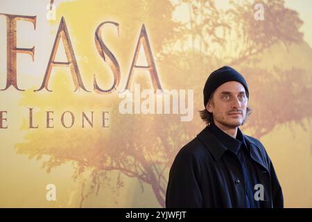 Rom, Italien. November 2024. Luca Marinelli nimmt am 15. November 2024 an der Fotokonferenz „Mufasa: Der König der Löwen“ im Space Cinema Moderno in Rom Teil. (Foto: Luca Carlino/NurPhoto)0 Credit: NurPhoto SRL/Alamy Live News Stockfoto