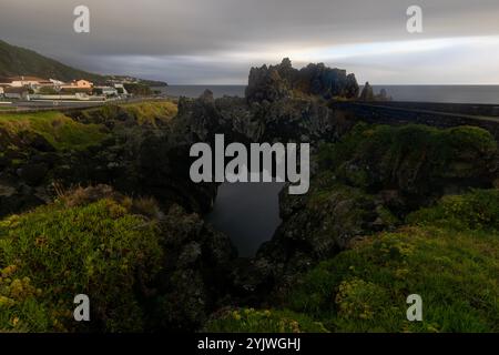 Der Lava Arch in Velas auf Sao Jorge, Azoren. Stockfoto