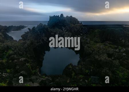 Der Lava Arch in Velas auf Sao Jorge, Azoren. Stockfoto