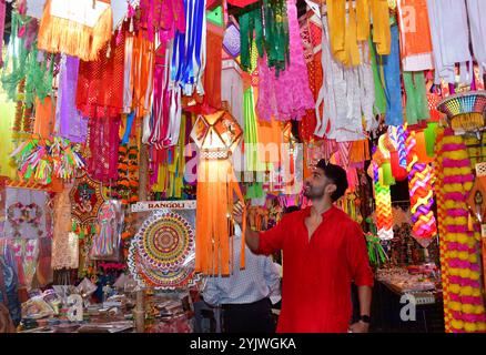 Mumbai, Indien. November 2024. MUMBAI, INDIEN - 24. OKTOBER: (ANMERKUNG DER REDAKTION: Dies ist ein exklusives Bild der Hindustan Times/SIPA USA) der indische Fernsehschauspieler Gurmeet Choudhary posiert während eines exklusiven Interviews mit HT City im Mahim Kandil Galli am 24. Oktober 2024 in Mumbai, Indien. Gurmeet Choudhary geht mit HTCITY auf Laternen einkaufen, während er über seine persönlichen Traditionen spricht, um das Lichterfest zu feiern. (Foto: Bhushan Koyande/Hindustan Times/SIPA USA) Credit: SIPA USA/Alamy Live News Stockfoto