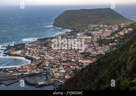 Aussichtspunkt von Velas, einer Gemeinde auf der Insel São Jorge in der portugiesischen Region Azoren. Stockfoto