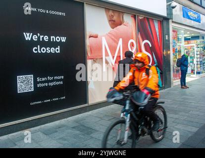 Leicester, Großbritannien. 15. November 2024. Marks und Spencer schließen ihren Laden in Leicester. Die High Street zeigt eine Belastung der Verbraucher, da sich die Wirtschaft zwischen Juli und September verlangsamt, nur um 0,1 % wächst und sogar im September selbst schrumpfte. Stockfoto