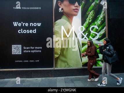 Leicester, Großbritannien. 15. November 2024. Marks und Spencer schließen ihren Laden in Leicester. Die High Street zeigt eine Belastung der Verbraucher, da sich die Wirtschaft zwischen Juli und September verlangsamt, nur um 0,1 % wächst und sogar im September selbst schrumpfte. Stockfoto
