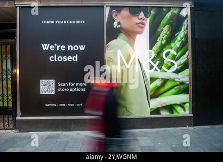 Leicester, Großbritannien. 15. November 2024. Marks und Spencer schließen ihren Laden in Leicester. Die High Street zeigt eine Belastung der Verbraucher, da sich die Wirtschaft zwischen Juli und September verlangsamt, nur um 0,1 % wächst und sogar im September selbst schrumpfte. Stockfoto