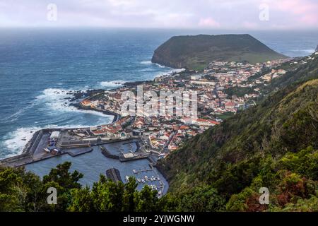 Aussichtspunkt von Velas, einer Gemeinde auf der Insel São Jorge in der portugiesischen Region Azoren. Stockfoto