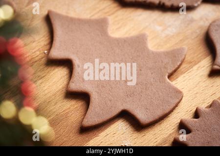 Baumform aus rohem Teig - Zubereitung von selbstgemachten Lebkuchen-Weihnachtskeksen Stockfoto