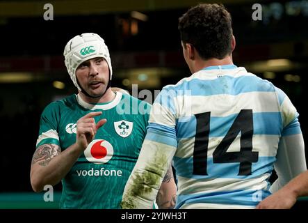 Der irische Mack Hansen gibt dem Argentinier Rodrigo Isgro (rechts) Gesten, nachdem er im Herbst im Aviva Stadium in Dublin den zweiten Versuch des Spiels erzielt hat. Bilddatum: Freitag, 15. November 2024. Stockfoto