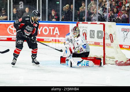 Deutschland. November 2024. Eishockey Penny-DEL 16.Spieltag Koelner Haie - Pinguins Bremerhaven am 15.11.2024 in der Lanxess Arena in Köln Frederik Storm ( Köln ), links - scheitert an Kristers Gudlevskis ( Bremerhaven ), rechts Gemaess den Vorgaben der DEL Deutsche Eishockey Liga ist die Publikation und Weiterverwertung der Aufnahmen in elektronischen Medien und Endgeraeten aller Art waehrend des laufenden Spiele nicht zulaessig. Foto: Revierfoto Credit: ddp Media GmbH/Alamy Live News Stockfoto