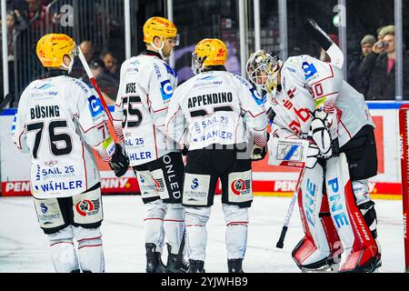 Deutschland. November 2024. Eishockey Penny-DEL 16.Spieltag Koelner Haie - Pinguins Bremerhaven am 15.11.2024 in der Lanxess Arena in Köln Bremerhavens Spieler bedanken sich bei Ihrem Torwart Kristers Gudlevskis ( Bremerhaven ), rechts - für die starke Leistung Gemaess den Vorgaben der DEL Deutsche Eishockey Liga ist die Publikation und Weiterverwertung der Aufnahmen in elektronischen Medien und Endgeraeten aller Art waehrend des Spiels zulaessig. Foto: Revierfoto Credit: ddp Media GmbH/Alamy Live News Stockfoto