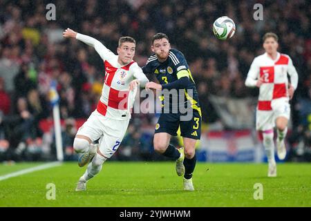 Der kroatische Luka Sucic (links) und der schottische Andrew Robertson kämpfen um den Ball während des Gruppenspiels der UEFA Nations League im Hampden Park, Glasgow. Bilddatum: Freitag, 15. November 2024. Stockfoto