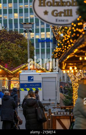 Videoüberwachung der Polizei an der Porschekanzel, vor der Marktkirche in der Innenstadt von Essen, während des Weihnachtsmarktes, mobile Überwachungsanlage, Kriminalitäts Schwerpunkt, Drogenszene, Straßenkriminalität, die Bilder werden in Echtzeit in die Leitstelle der Polizei übertragen, zeitlich begrenzter Versuch, die City sicherer zu machen und kriminelle Abschrecken, NRW, Deutschland, Weihnachtsmarkt Essen *** Videoüberwachung durch die Polizei am Porschekanzel, vor der Marktkirche im Stadtzentrum von Essen, während des Weihnachtsmarktes, mobiles Überwachungssystem, Kriminalitätsfokus Stockfoto