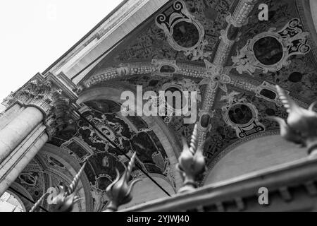 Siena, Italien - 7. April 2022: Die Loggia della Mercanzia, auch dei Mercanti oder di San Paolo genannt, befindet sich auf der Rückseite der Piazza del Campo in Siena, Stockfoto