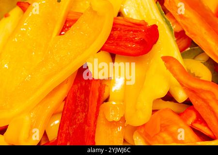 Nahaufnahme von gelben und roten Paprika-Stücken. Stockfoto