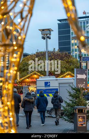 Videoüberwachung der Polizei an der Porschekanzel, vor der Marktkirche in der Innenstadt von Essen, während des Weihnachtsmarktes, mobile Überwachungsanlage, Kriminalitäts Schwerpunkt, Drogenszene, Straßenkriminalität, die Bilder werden in Echtzeit in die Leitstelle der Polizei übertragen, zeitlich begrenzter Versuch, die City sicherer zu machen und kriminelle Abschrecken, NRW, Deutschland, Weihnachtsmarkt Essen *** Videoüberwachung durch die Polizei am Porschekanzel, vor der Marktkirche im Stadtzentrum von Essen, während des Weihnachtsmarktes, mobiles Überwachungssystem, Kriminalitätsfokus Stockfoto