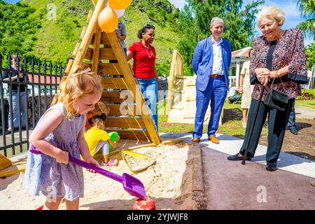 The Bottom, Niederlande, 2024 2011-11-15 11:39:50 SABA, 15-11-2024, Königin Wilhelminapark Prinzessin Beatrix besucht Sint Maarten und Saba. Der Besuch konzentriert sich auf die Arbeit der niederländischen Karibischen Naturallianz (DCNA) und soziale Initiativen auf den Inseln. FOTO: NLBeeldIn dem Foto: Besuch im Queen Wilhelminapark - Jantje Beton Credit: NL Beeld / Patrick van EMST Stockfoto