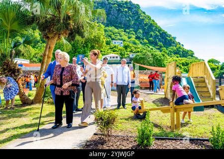 The Bottom, Niederlande, 2024 2011-11-15 11:42:19 SABA, 15-11-2024, Königin Wilhelminapark Prinzessin Beatrix besucht Sint Maarten und Saba. Der Besuch konzentriert sich auf die Arbeit der niederländischen Karibischen Naturallianz (DCNA) und soziale Initiativen auf den Inseln. FOTO: NLBeeldIn dem Foto: Besuch im Queen Wilhelminapark - Jantje Beton Credit: NL Beeld / Patrick van EMST Stockfoto