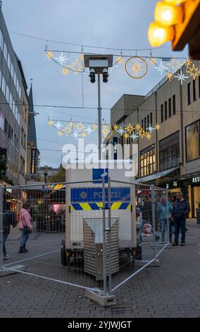 Videoüberwachung der Polizei an der Porschekanzel, vor der Marktkirche in der Innenstadt von Essen, während des Weihnachtsmarktes, mobile Überwachungsanlage, Kriminalitäts Schwerpunkt, Drogenszene, Straßenkriminalität, die Bilder werden in Echtzeit in die Leitstelle der Polizei übertragen, zeitlich begrenzter Versuch, die City sicherer zu machen und kriminelle Abschrecken, NRW, Deutschland, Weihnachtsmarkt Essen *** Videoüberwachung durch die Polizei am Porschekanzel, vor der Marktkirche im Stadtzentrum von Essen, während des Weihnachtsmarktes, mobiles Überwachungssystem, Kriminalitätsfokus Stockfoto