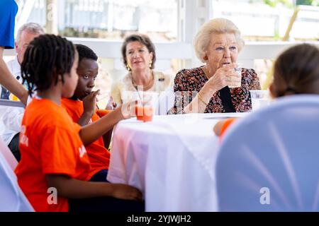 The Bottom, Niederlande, 2024 2011-11-15 11:47:26 SABA, 15-11-2024, Königin Wilhelminapark Prinzessin Beatrix besucht Sint Maarten und Saba. Der Besuch konzentriert sich auf die Arbeit der niederländischen Karibischen Naturallianz (DCNA) und soziale Initiativen auf den Inseln. FOTO: NLBeeldIn dem Foto: Besuch im Queen Wilhelminapark - Jantje Beton Credit: NL Beeld / Patrick van EMST Stockfoto