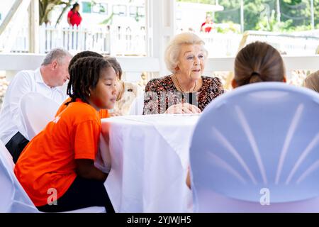 The Bottom, Niederlande, 2024 15-11-15 11:44:09 SABA, 15-11-2024, Königin Wilhelminapark Prinzessin Beatrix besucht Sint Maarten und Saba. Der Besuch konzentriert sich auf die Arbeit der niederländischen Karibischen Naturallianz (DCNA) und soziale Initiativen auf den Inseln. FOTO: NLBeeldIn dem Foto: Besuch im Queen Wilhelminapark - Jantje Beton Credit: NL Beeld / Patrick van EMST Stockfoto