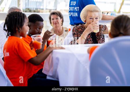 The Bottom, Niederlande, 2024 2011-11-15 11:47:28 SABA, 15-11-2024, Königin Wilhelminapark Prinzessin Beatrix besucht Sint Maarten und Saba. Der Besuch konzentriert sich auf die Arbeit der niederländischen Karibischen Naturallianz (DCNA) und soziale Initiativen auf den Inseln. FOTO: NLBeeldIn dem Foto: Besuch im Queen Wilhelminapark - Jantje Beton Credit: NL Beeld / Patrick van EMST Stockfoto