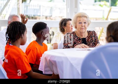 The Bottom, Niederlande, 2024 15-11-15 11:46:50 SABA, 15-11-2024, Königin Wilhelminapark Prinzessin Beatrix besucht Sint Maarten und Saba. Der Besuch konzentriert sich auf die Arbeit der niederländischen Karibischen Naturallianz (DCNA) und soziale Initiativen auf den Inseln. FOTO: NLBeeldIn dem Foto: Besuch im Queen Wilhelminapark - Jantje Beton Credit: NL Beeld / Patrick van EMST Stockfoto