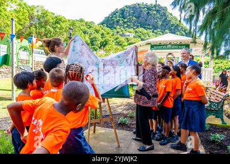 The Bottom, Niederlande, 2024 15-11-15 11:56:50 SABA, 15-11-2024, Königin Wilhelminapark Prinzessin Beatrix besucht Sint Maarten und Saba. Der Besuch konzentriert sich auf die Arbeit der niederländischen Karibischen Naturallianz (DCNA) und soziale Initiativen auf den Inseln. FOTO: NLBeeldIn dem Foto: Besuch im Queen Wilhelminapark - Jantje Beton Credit: NL Beeld / Patrick van EMST Stockfoto