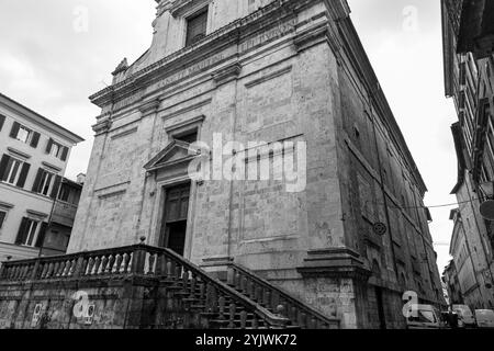 Siena, Italien - 7. April 2022: Außenansicht der Kirche San Martino neben La Loggia in Siena, Toskana, Italien. Stockfoto