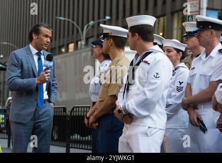 NEW YORK (26. Mai 2019) Pete Hegseth, ein Mitwirkender bei Fox and Friends in der Morgenfernsehsendung, spricht während der Fleet Week New York (FWNY) 2019 mit Mitgliedern des Dienstes. Die Flottenwoche New York, die jetzt im 31. Jahr stattfindet, ist die altehrwürdige Feier der Seeverkehrsdienste der Stadt. Es ist eine einmalige Gelegenheit für die Bürger von New York und der umliegenden Dreistaatenregion, Seeleute, Marines und Küstenwacher zu treffen und die neuesten Fähigkeiten der heutigen Seeverkehrsdienste aus erster Hand zu erleben. (Foto der U.S. Navy von Seaman Apprentice Brianna Thompson, Spezialist für Massenkommunikation) Stockfoto