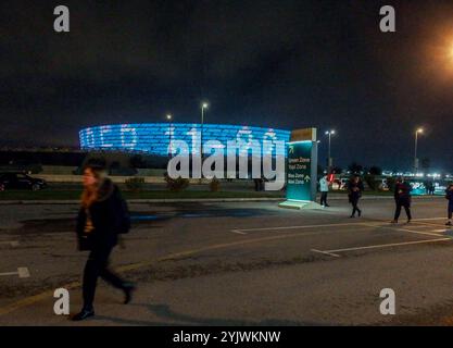 Baku, Aserbaidschan, Aserbaidschan. November 2024. Das Baku Olympiastadion, in dem die COP29 untergebracht ist, wird beleuchtet und projiziert vom 11. Bis 12. November, dem Datum der diesjährigen großen jährlichen Veranstaltung, an der mehr als 200 Nationen im größten Kollektiv über Diskussionen über Klimawandel und Umweltfragen teilnehmen. (Kreditbild: © Bianca Otero/ZUMA Press Wire) NUR REDAKTIONELLE VERWENDUNG! Nicht für kommerzielle ZWECKE! Quelle: ZUMA Press, Inc./Alamy Live News Stockfoto