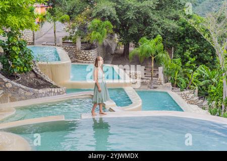 Weibliche Touristen in den heißen Quellen von Grutas Tolantongo, Mexiko. Abenteuer, Entspannung und natürliches Wellness-Konzept Stockfoto
