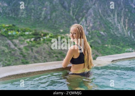 Weibliche Touristen in den heißen Quellen von Grutas Tolantongo, Mexiko. Abenteuer, Entspannung und natürliches Wellness-Konzept Stockfoto