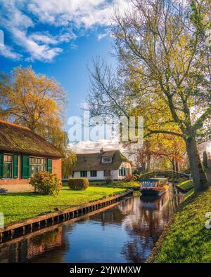 Bezaubernder Herbsttag in Giethoorn, Niederlande Stockfoto