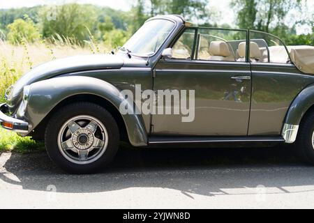 Iserlohn Gruermannscheide, NRW, Deutschland. Juli 2024. Volkswagen Beetle Cabriolet Outdoor Sommer Stockfoto
