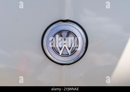 Iserlohn Gruermannscheide, NRW, Deutschland. Juli 2024. Autokennzeichen auf dem alten Oldtimer Volkswagen Karmann-Ghia im Sommer im Freien Stockfoto
