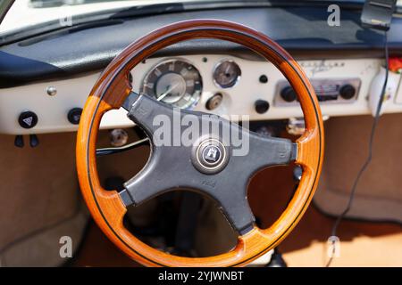Iserlohn Gruermannscheide, NRW, Deutschland. Juli 2024. Armaturenbrett auf Old Oldtimer Volkswagen Karmann-Gia Outdoor Sommer Stockfoto