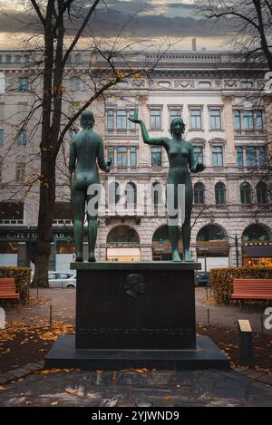 Statue von Zacharias Topelius im Helsinki Park mit Herbstlaub Stockfoto