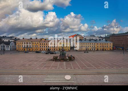 Senatsplatz in Helsinki mit Alexander II. Statue und neoklassizistischen Gebäuden Stockfoto