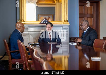 Verteidigungsminister Lloyd J. Austin III. Und Vorsitzender der Joint Chiefs of Staff U.S. General CQ Brown, Jr. treffen sich am 1. November 2023 mit dem Sprecher des Repräsentantenhauses Mike Johnson im Capitol Building in Washington, D.C. (DOD-Foto von Cesar J. Navarro, Senior Airman der US Air Force) Stockfoto