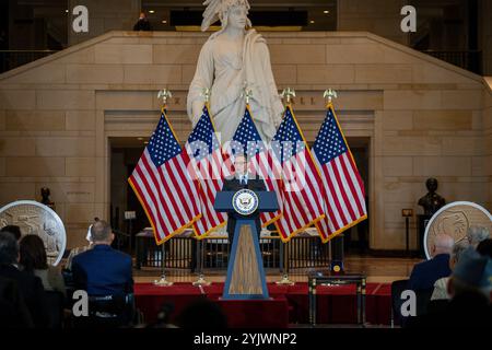 House Speaker Mike Johnson hält seine Ausführungen zu Ehren der Veteranen der Ghost Army aus dem Zweiten Weltkrieg, die zuvor den Special Trupps des 23. Hauptquartiers und der 3133. Signal Service Company zugeteilt wurden, während einer besonderen Zeremonie in der Emancipation Hall, dem U.S. Capitol Visitors Center in Washington, D.C., am 21. März 2024. Zusammen mit den Führern des Repräsentantenhauses und des Senats und Sponsoren des 2022 verabschiedeten Gesetzes, mit dem die Auszeichnung genehmigt wurde, überreichte Johnson den Mitgliedern, die den Einheiten für ihren bedeutenden Beitrag zur Niederlage gegen Nazi-Deutschland und die Achse zugewiesen wurden, die Goldmedaille des Kongresses Stockfoto