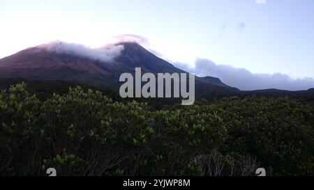 Foto vom Mount Taranaki und Fanthams Peak im Egmont Nationalpark in New Plymouth auf der Nordinsel Neuseelands. Stockfoto