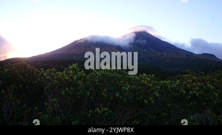 Foto vom Mount Taranaki und Fanthams Peak im Egmont Nationalpark in New Plymouth auf der Nordinsel Neuseelands. Stockfoto