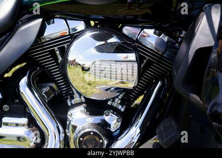 Iserlohn Gruermannscheide, NRW, Deutschland. Juli 2024. Nahaufnahme des verchromten Harley Davidson-Motors im Sommer im Freien Stockfoto