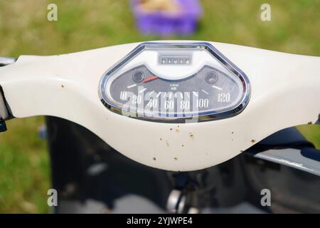 Iserlohn Gruermannscheide, NRW, Deutschland. Juli 2024. Tachometer eines alten Rollers Stockfoto