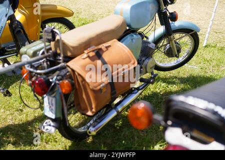 Iserlohn Gruermannscheide, NRW, Deutschland. Juli 2024. Vintage Simson Motorrad mit Leder Satteltaschen Stockfoto