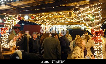 Edinburgh, Schottland, Großbritannien. November 2024. Großbritannien Wetter: Herbstwetter antizyklische Dunkelheit sah weihnachten in edinburgh mit der Eröffnung des weihnachtsmarktes im Schatten des Schlosses in Princes Street Gardens. Credit Gerard Ferry/Alamy Live News Stockfoto