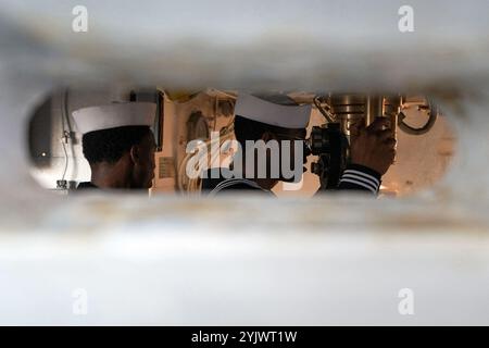 Camden, New Jersey, USA. November 2024. Seeleute sehen ein Teleskopperiskop an Bord des Battleship New Jersey Museum and Memorial in Camden, NJ 6. November 2024 während der Zeremonie der USS John Basilone. Die USS John Basilone wird am 9. November 2024 in New York City in Betrieb genommen. (Kreditbild: © EJ Hersom/DoD/ZUMA Press Wire) NUR REDAKTIONELLE VERWENDUNG! Nicht für kommerzielle ZWECKE! Stockfoto